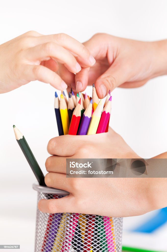 Children's Hands arrangieren oder heben zieht Bleistifte - Lizenzfrei Arrangieren Stock-Foto