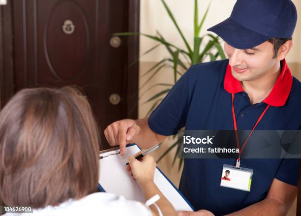 Entrega De Foto de stock y más banco de imágenes de Formulario - Documento - Formulario - Documento, Servicio de entrega, Adulto