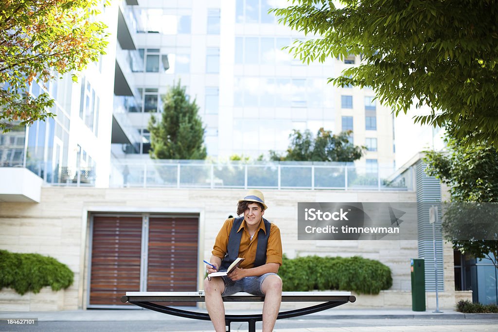 Jovem escritor poeta na cidade em um banco - Foto de stock de Portland - Oregon royalty-free