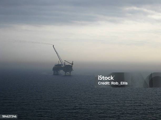 Photo libre de droit de North Sea Oilrig Gris Aube banque d'images et plus d'images libres de droit de Aube - Aube, Concepts, Exploration