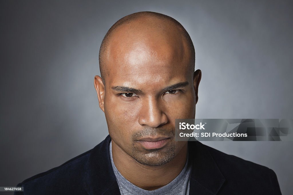 Retrato de hombre joven intenso - Foto de stock de Hombres libre de derechos