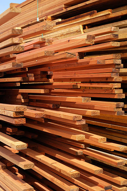 stos tylko częściowo redwood przetwarzanego - timber lumber industry redwood stack zdjęcia i obrazy z banku zdjęć