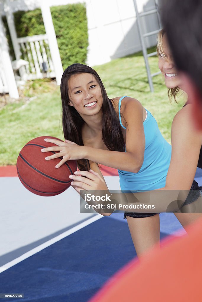 Женский игроки баскетбола играет игры на открытом воздухе - Стоковые фото Азиатского и индийского происхождения роялти-фри
