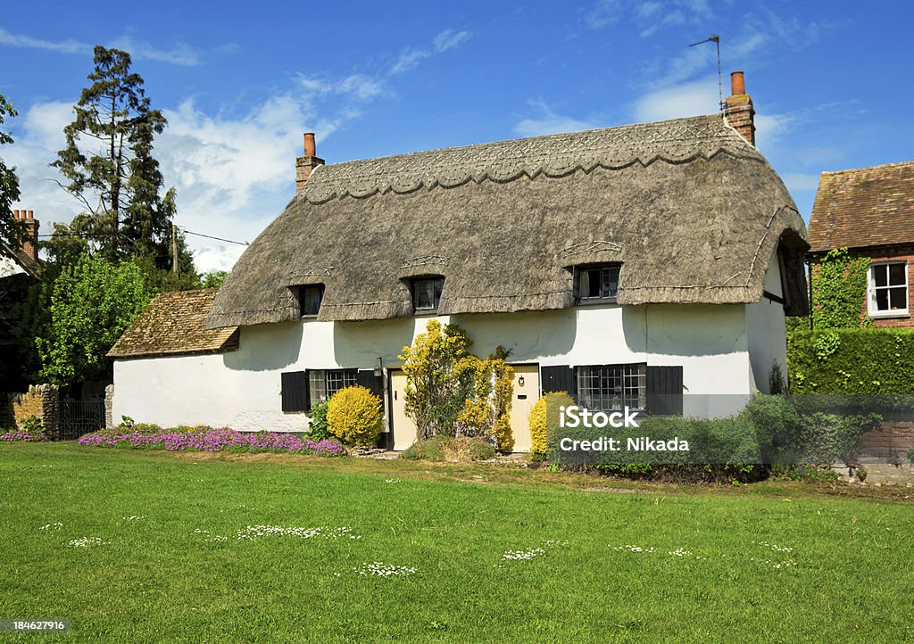 Cabaña de estilo inglés país - Foto de stock de Casita de campo libre de derechos