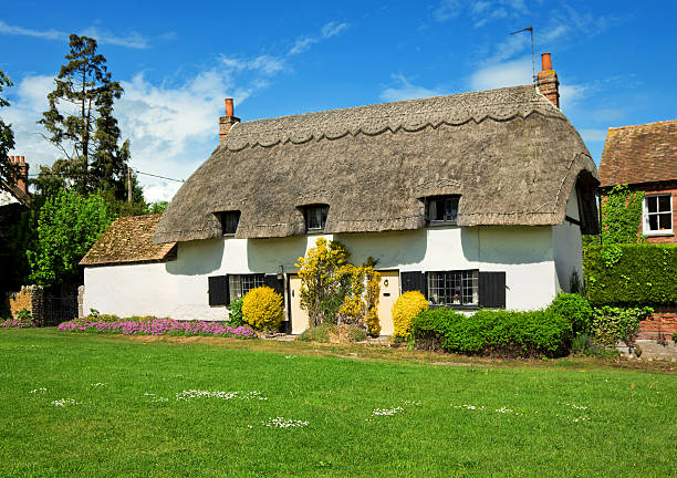 cabaña de estilo inglés país - thatched roof fotografías e imágenes de stock