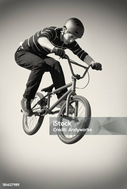 Foto de Ciclista De Bicicleta De Salto e mais fotos de stock de Bicicleta - Bicicleta, Preto e branco, Pular