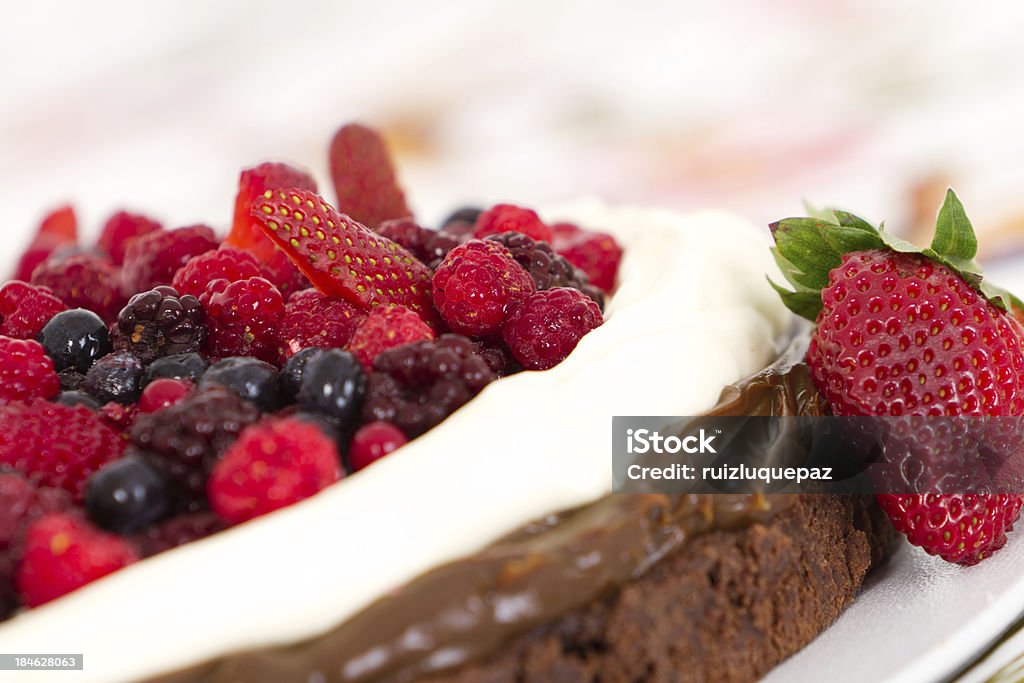 Frutas vermelhas, batatas e creme de chocolate, sobremesa - Foto de stock de Bolo royalty-free