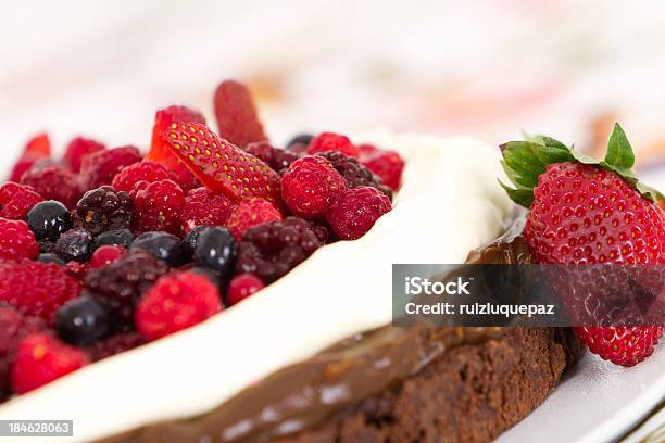 Foto de Frutas Vermelhas Batatas E Creme De Chocolate Sobremesa e mais fotos de stock de Bolo
