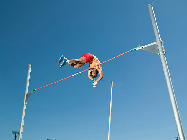 a mediados de aire hacen atleta de salto con pértiga - salto de altura fotografías e imágenes de stock