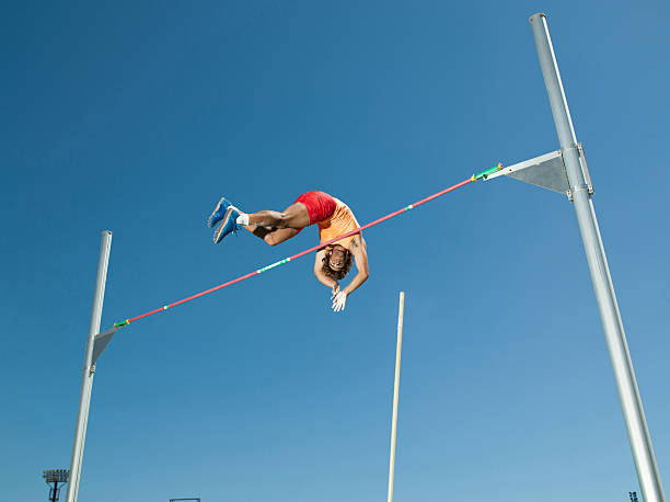 atleta no ar fazendo de salto com vara - high jump fotos - fotografias e filmes do acervo