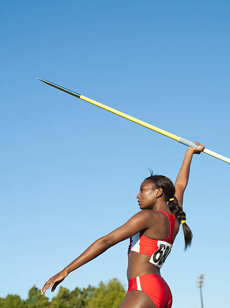 atleta con lancio del giavellotto nell'arena - javelin foto e immagini stock