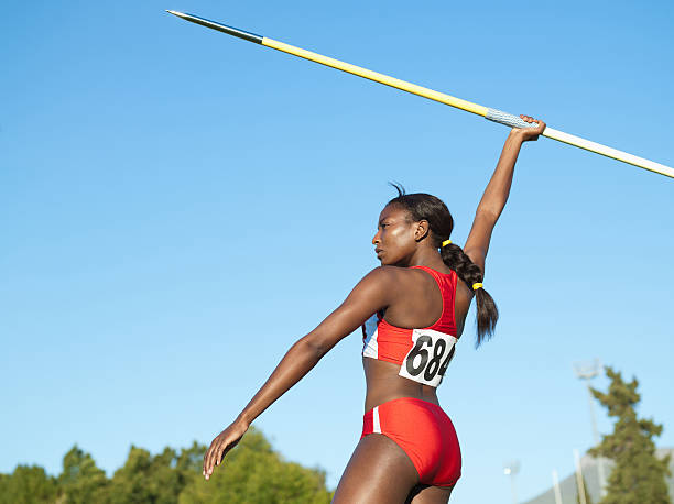 atleta con jabalina en arena - evento de prueba de campo feminino fotografías e imágenes de stock