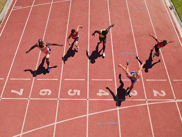 piloti presso la linea di partenza di una pista - atleta di atletica leggera foto e immagini stock