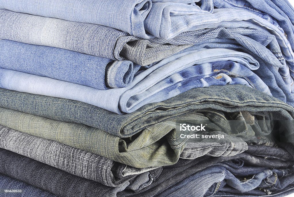 Pile de différentes jeans isolé sur fond blanc - Photo de Habillement libre de droits