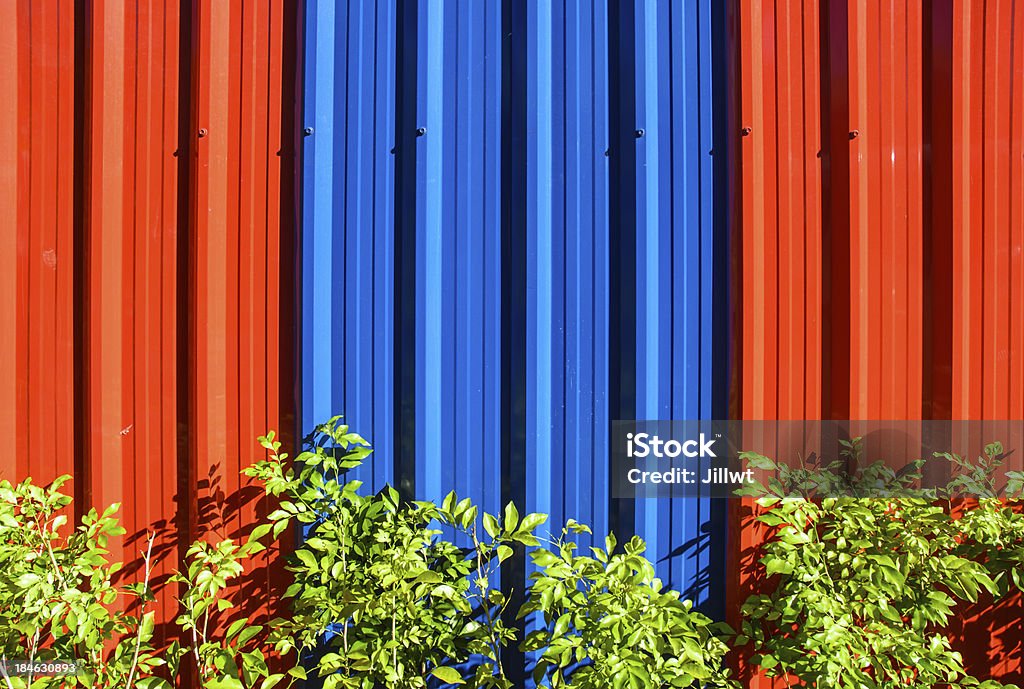 亜鉛メッキ鋼の壁と緑の植物 - ガレージのロイヤリティフリーストックフォト