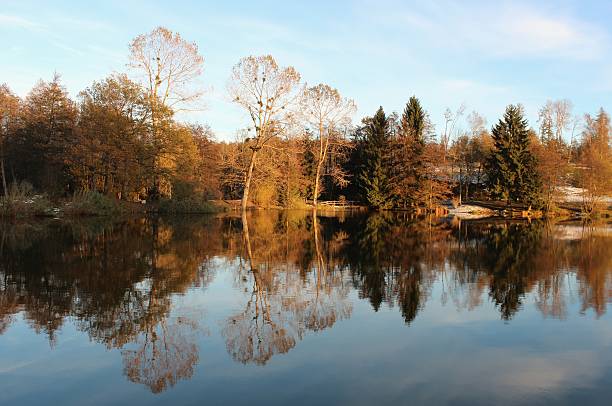 paysage en automne, colore dell'autunno, lac, panorama autunnale - symetrie foto e immagini stock