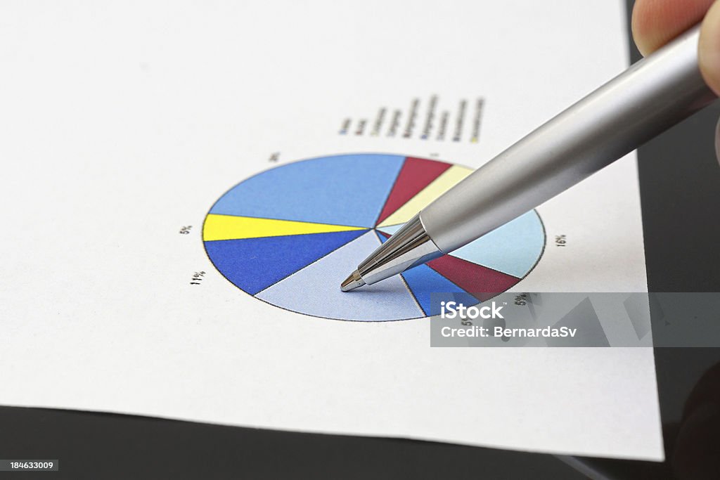 Empresário está analisando relatório financeiro no gráfico de torta - Foto de stock de Adulto royalty-free