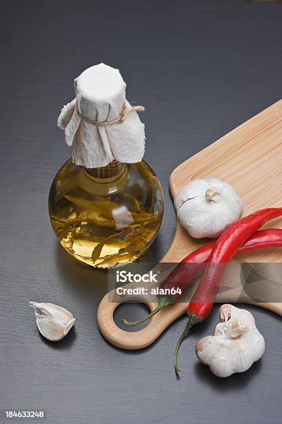 Verduras Y Utensilios De Cocina Foto de stock y más banco de imágenes de Ajo - Ajo, Alimento, Cocinar