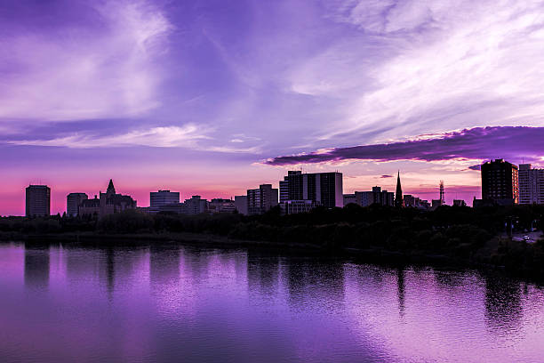 saskatoon die skyline - bessborough stock-fotos und bilder