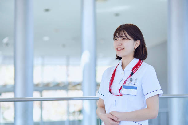 病院で働く女性看護師 - 看護師 ストックフォトと画像