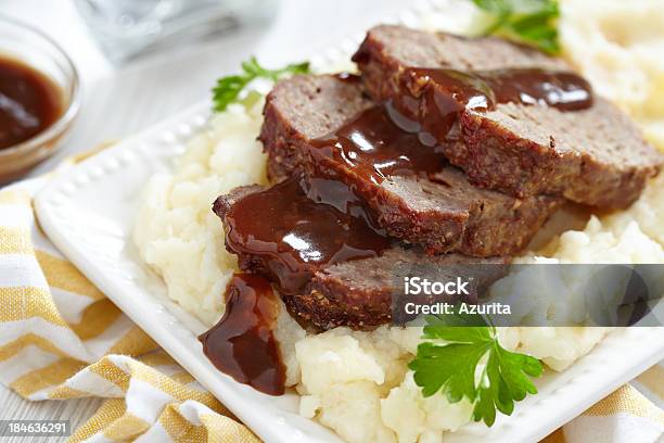 Meatloaf Con Salsa Di Aceto Di Malto - Fotografie stock e altre immagini di Polpettone di carne - Polpettone di carne, Puré di patate, Arrosto - Cibo cotto