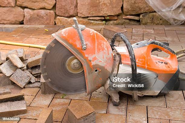 Foto de Corte De Máquina e mais fotos de stock de Pedra - Material de Construção - Pedra - Material de Construção, Concreto, Cortar - Atividade