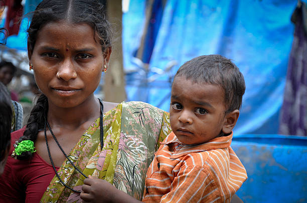 a maternidade - india slum poverty family - fotografias e filmes do acervo