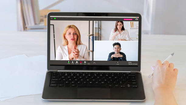 istock Video negotiation man women laptop screen hand 1846367705
