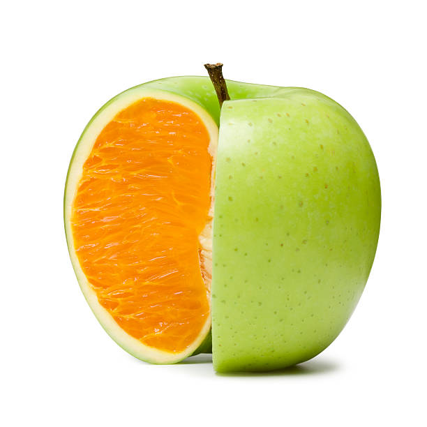 apple naranja - comparison apple orange isolated fotografías e imágenes de stock