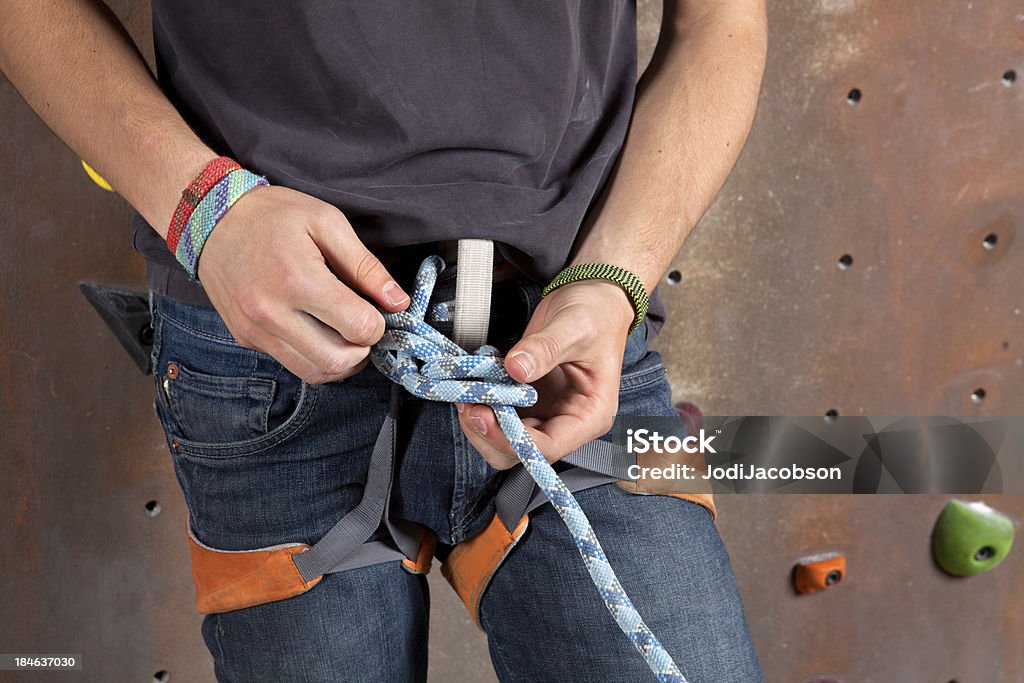 Jovem macho Amarrar um nó para Escalar Rochas - Royalty-free Amarrado Foto de stock