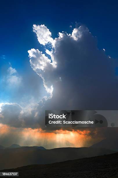 Photo libre de droit de Nuages De Pluie Au Coucher Du Soleil banque d'images et plus d'images libres de droit de Activité - Activité, Alpes européennes, Au-dessus de