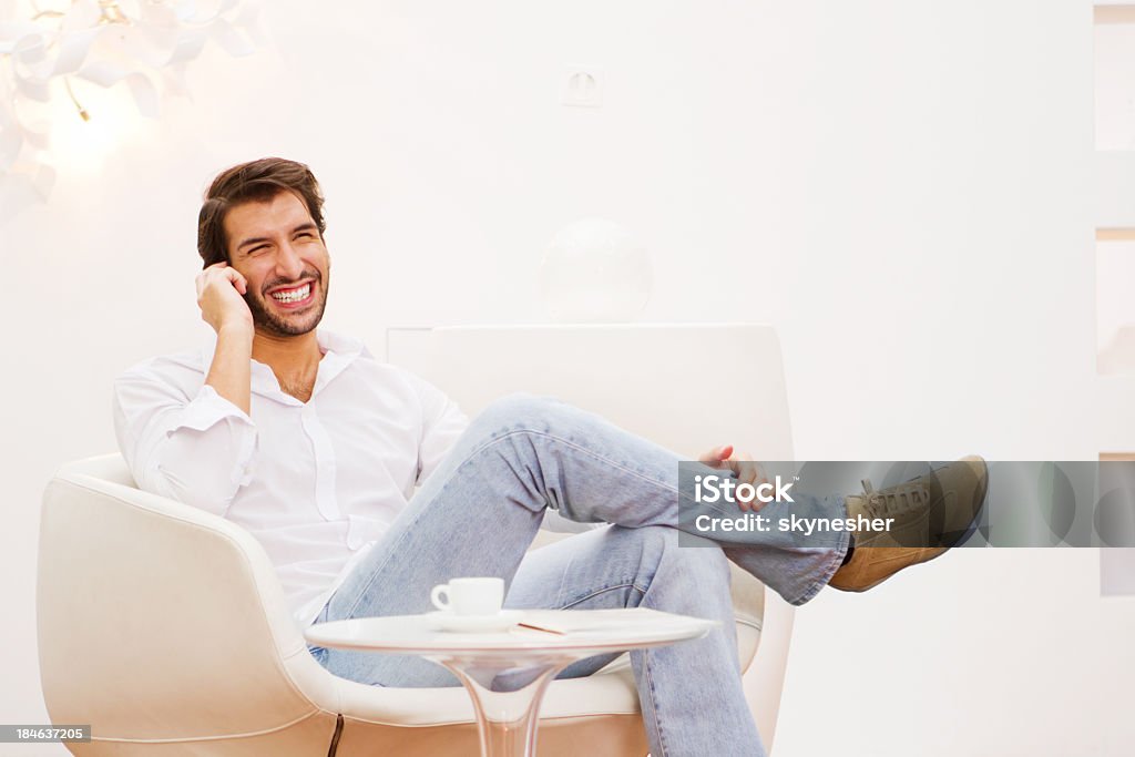 Souriant jeune Homme parlant au téléphone mobile - Photo de Adulte libre de droits