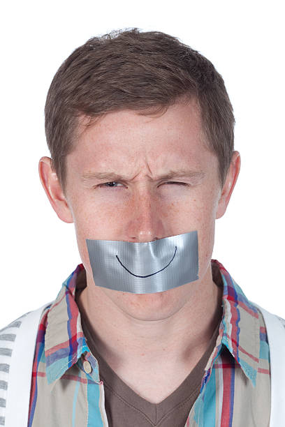 mann mit rutschfeste riemen an seinem mund - human mouth duct tape covering adhesive tape stock-fotos und bilder