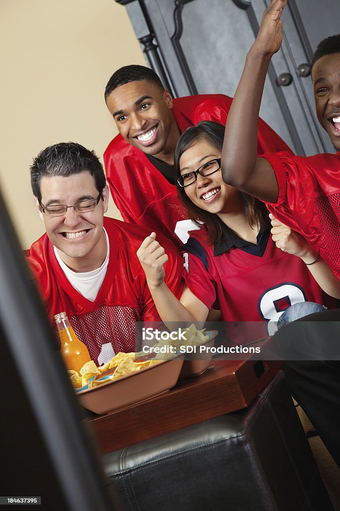 Amigos assistir jogo de futebol na TV juntos - Royalty-free Televisor Foto de stock