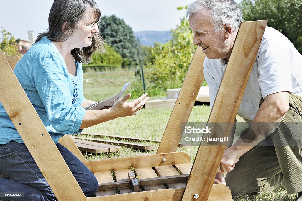 Pareja discutiendo sobre la mesa de montaje - Foto de stock de 50-54 años libre de derechos