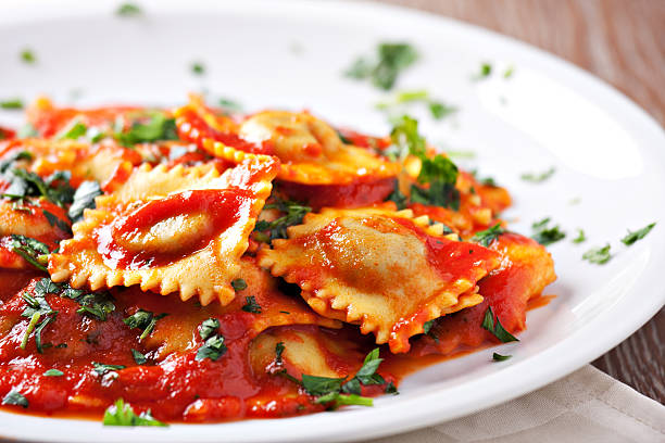 ravioli mit tomatensauce - vibrant color tomato vegetable pasta stock-fotos und bilder