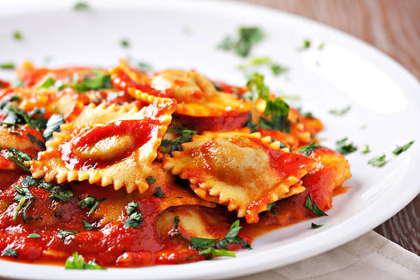 ravioli con salsa di pomodoro - food and drink cheese grated bowl foto e immagini stock