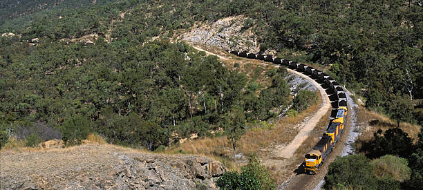 trainload de carbón negro no pueden cerrarse acuerdos de descenso hacia port - train coal mining australia fotografías e imágenes de stock