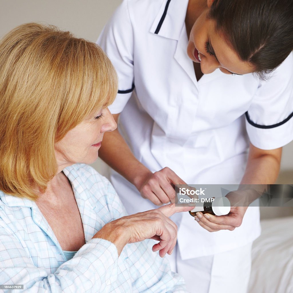Медсестра показаны Медицинский для пациента - Стоковые фото 20-29 лет роялти-фри