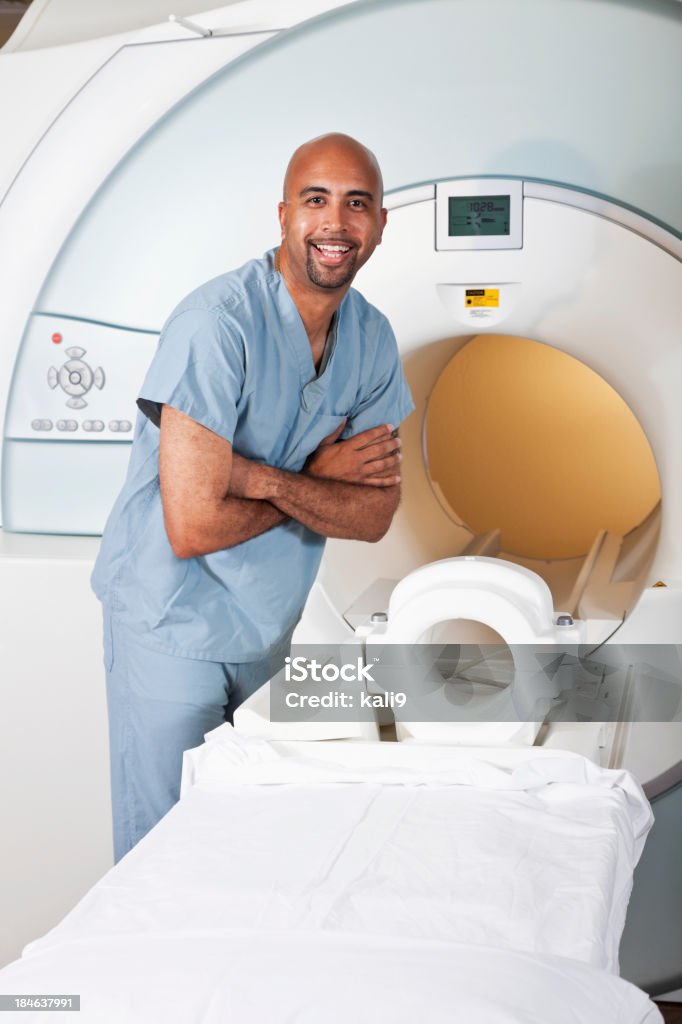 건강관리와 인부 준비 CT 스캐너 - 로열티 프리 남성 스톡 사진