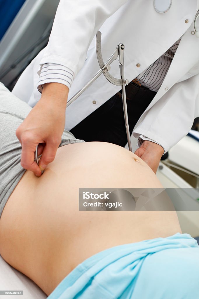 Donna incinta avendo una visita medica Pelvimetry - Foto stock royalty-free di Addome