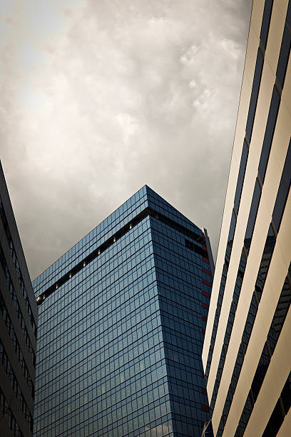 architettura di tokyo - shimbashi district skyscraper building exterior low angle view foto e immagini stock