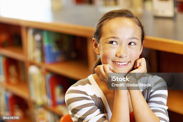 Girl Soñar Despierto Foto de stock y más banco de imágenes de Adulto - Adulto, Biblioteca, Contemplación