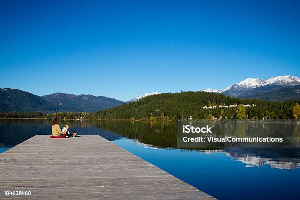 Matka I Córka Siedzi Na Dok - zdjęcia stockowe i więcej obrazów Rodzina - Rodzina, Whistler - Kolumbia Brytyjska, Czysty