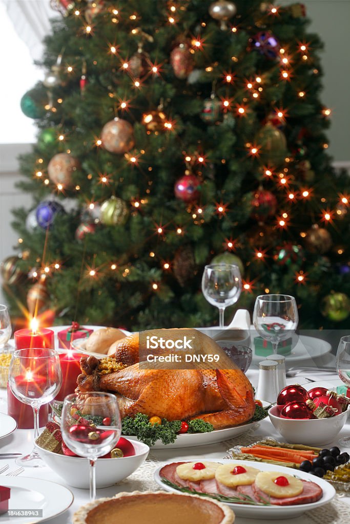 Jantar de Natal com árvore de Natal no fundo - Foto de stock de Natal royalty-free