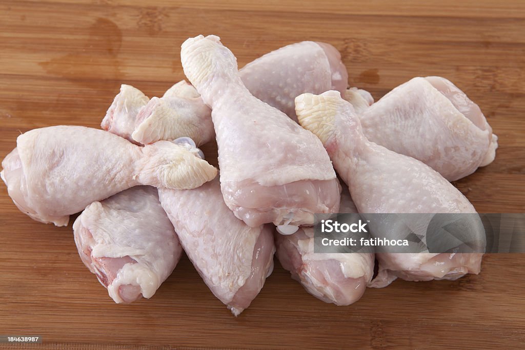 Nogi surowego kurczaka - Zbiór zdjęć royalty-free (Podudzie kurczaka)