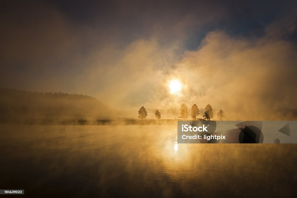 Mglisty Lake - Zbiór zdjęć royalty-free (Lamar Valley)