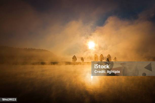 Mglisty Lake - zdjęcia stockowe i więcej obrazów Lamar Valley - Lamar Valley, Stan Wyoming, Wschód słońca