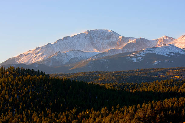 pikes peak bei sonnenaufgang - 14000 foot peak stock-fotos und bilder