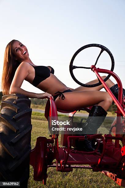 Kobieta W Bikini Leżący Na Ciągniku - zdjęcia stockowe i więcej obrazów Traktor - Traktor, Bikini, Gospodarstwo